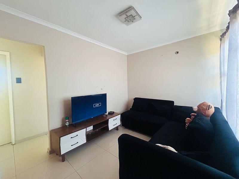 2 Bedroom Home with Spacious Yard and Garage - Photo 3