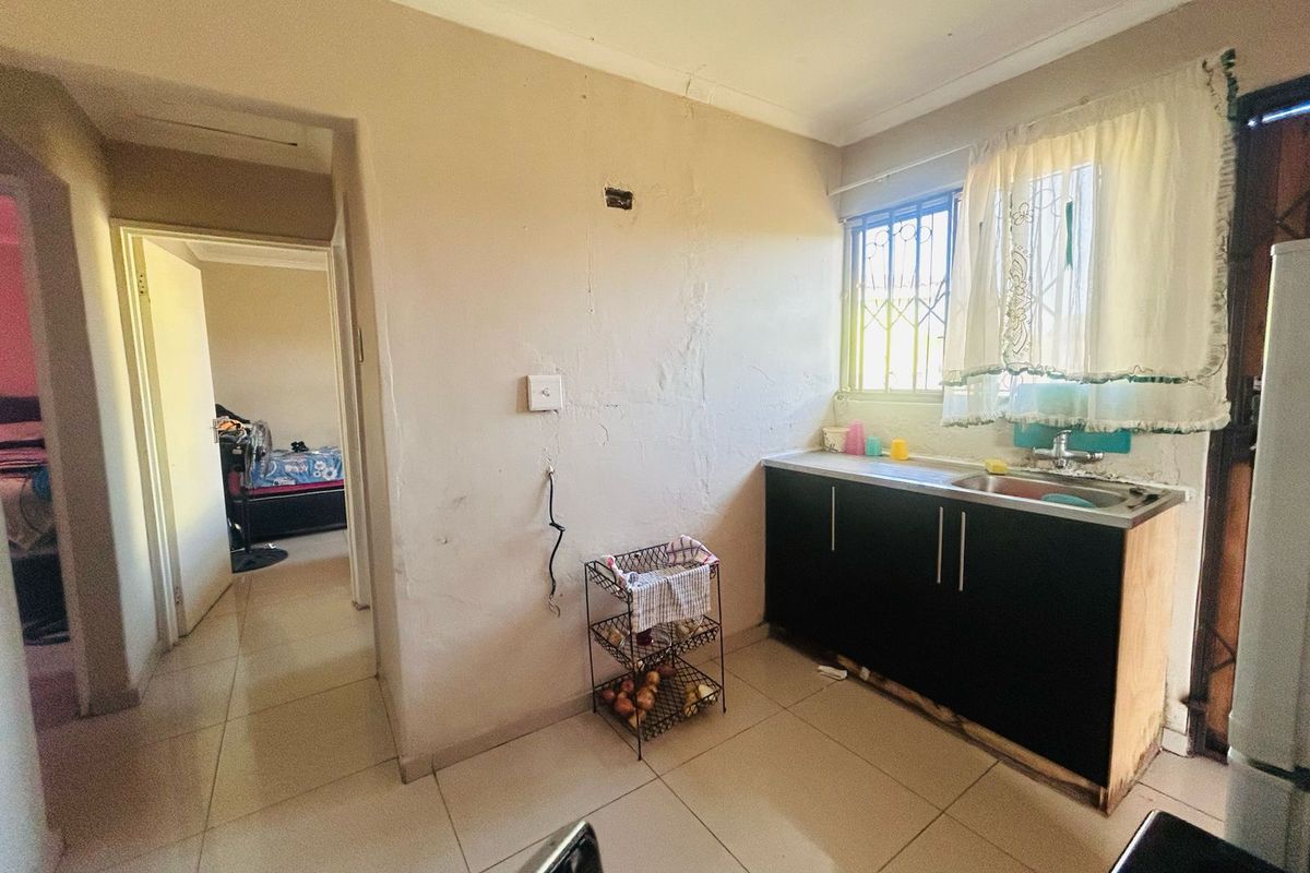 2 Bedroom Home with Spacious Yard and Garage - Photo 4