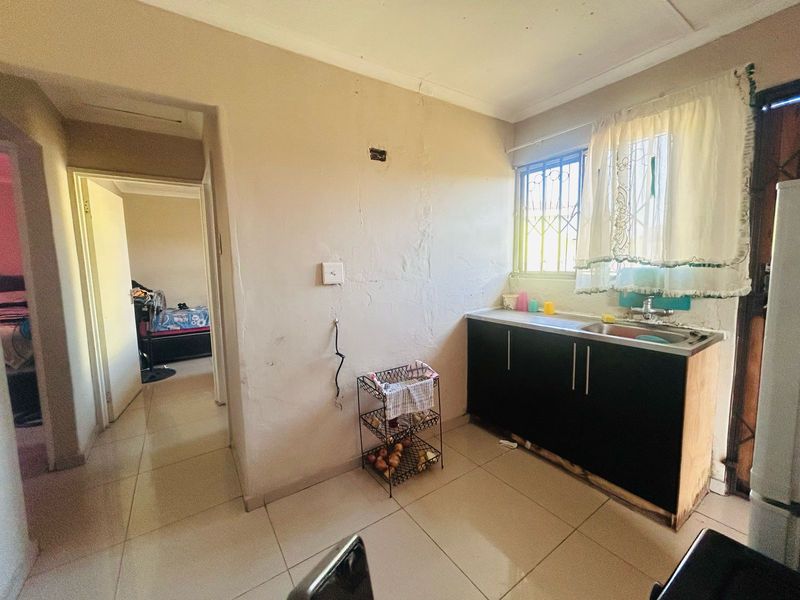 2 Bedroom Home with Spacious Yard and Garage - Photo 4