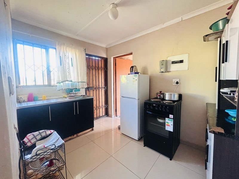 2 Bedroom Home with Spacious Yard and Garage - Photo 5