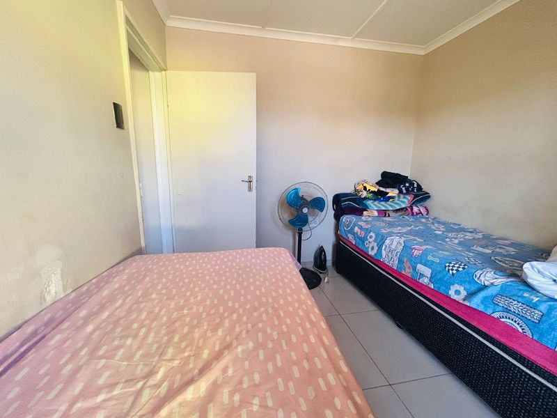 2 Bedroom Home with Spacious Yard and Garage - Photo 7