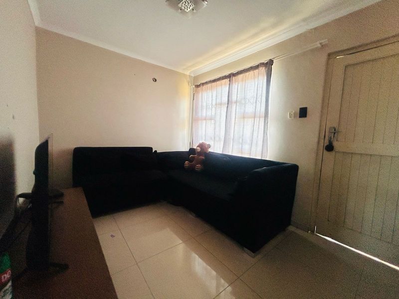 2 Bedroom Home with Spacious Yard and Garage - Photo 6