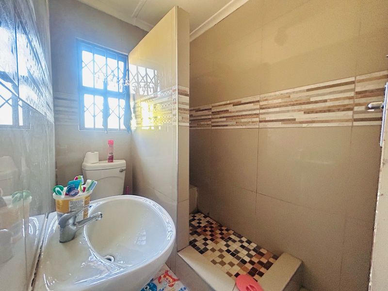 2 Bedroom Home with Spacious Yard and Garage - Photo 9