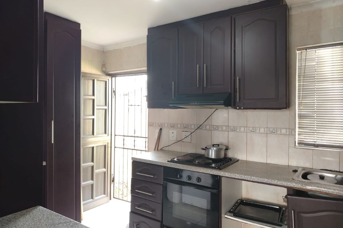 Easy Living in a Well Kept 3-Bedroom Home - Photo 4