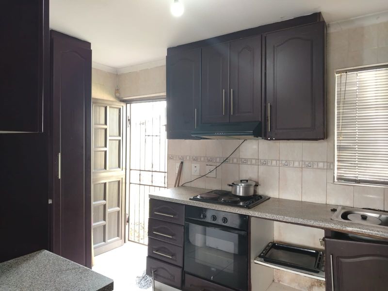 Easy Living in a Well Kept 3-Bedroom Home - Photo 4