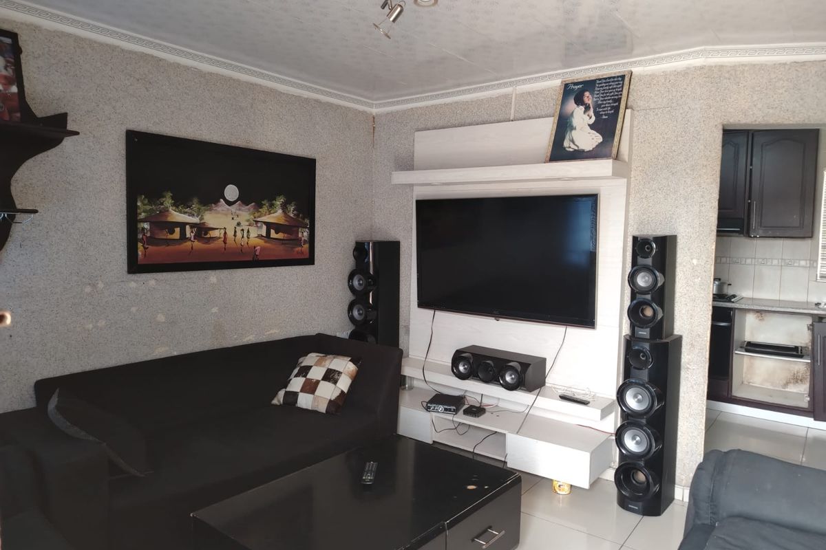 Easy Living in a Well Kept 3-Bedroom Home - Photo 2