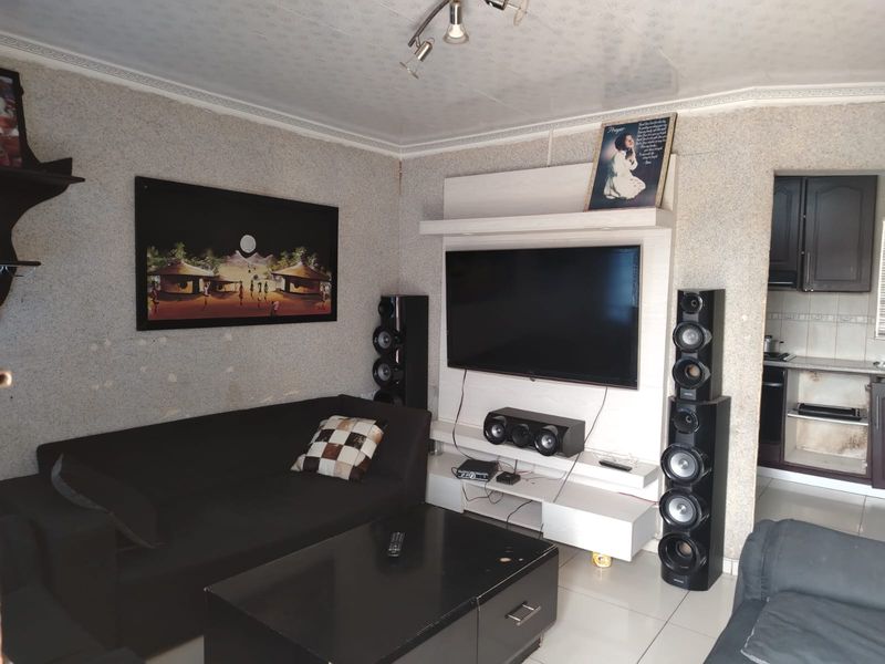 Easy Living in a Well Kept 3-Bedroom Home - Photo 2