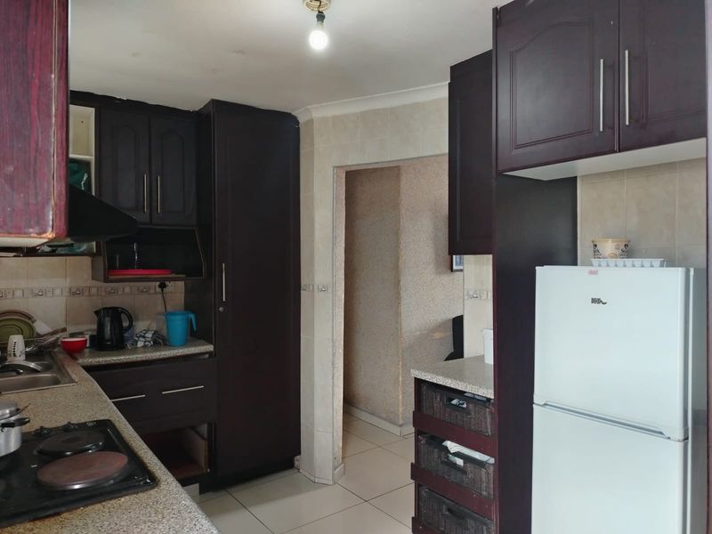 Easy Living in a Well Kept 3-Bedroom Home - Photo 5