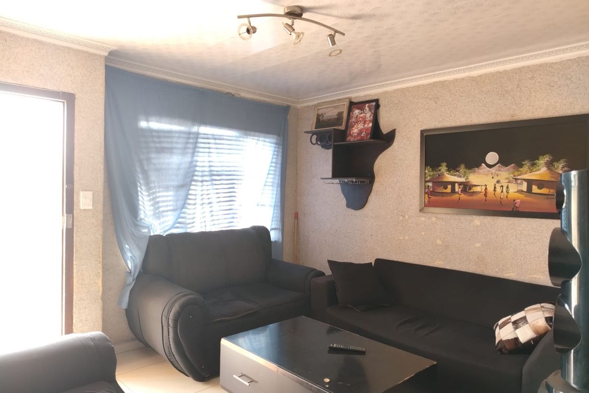 Easy Living in a Well Kept 3-Bedroom Home - Photo 3