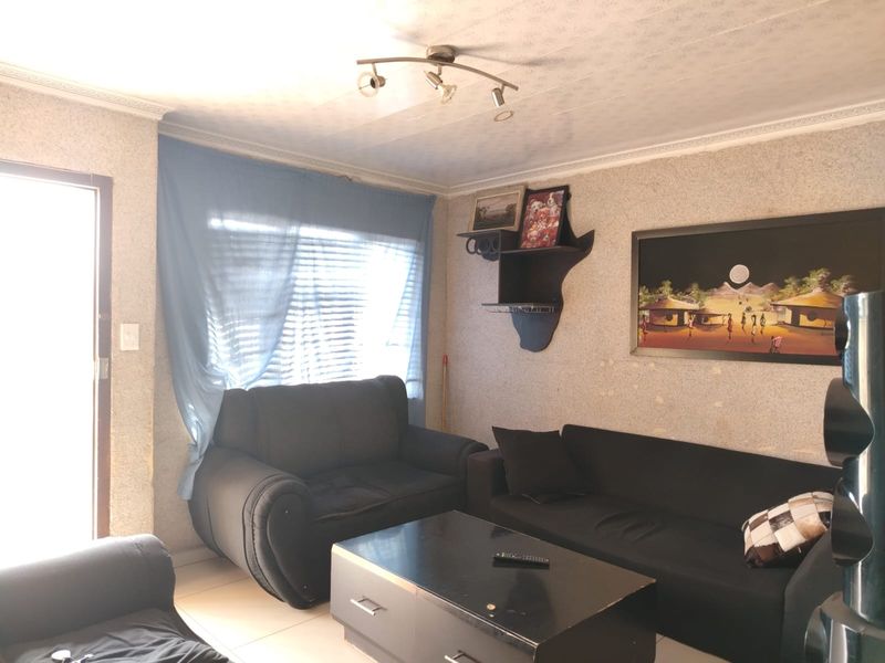 Easy Living in a Well Kept 3-Bedroom Home - Photo 3