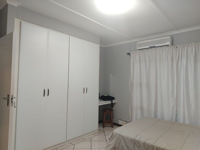 Spacious 3 Bedroom Duplex in a Well-Kept Complex - Photo 8