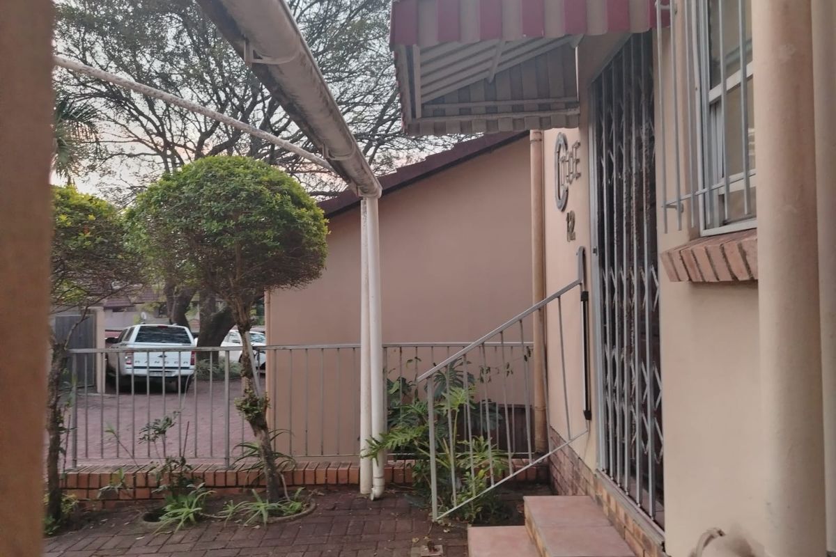 Spacious 3 Bedroom Duplex in a Well-Kept Complex - Photo 4