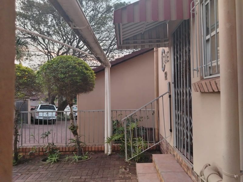 Spacious 3 Bedroom Duplex in a Well-Kept Complex - Photo 4