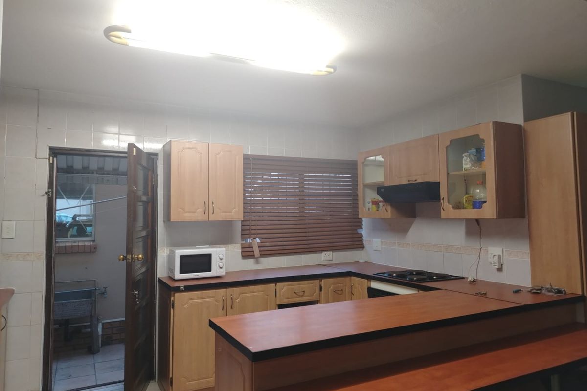 Spacious 3 Bedroom Duplex in a Well-Kept Complex - Photo 5