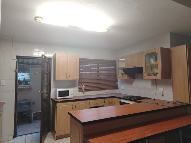 Spacious 3 Bedroom Duplex in a Well-Kept Complex - Photo 5