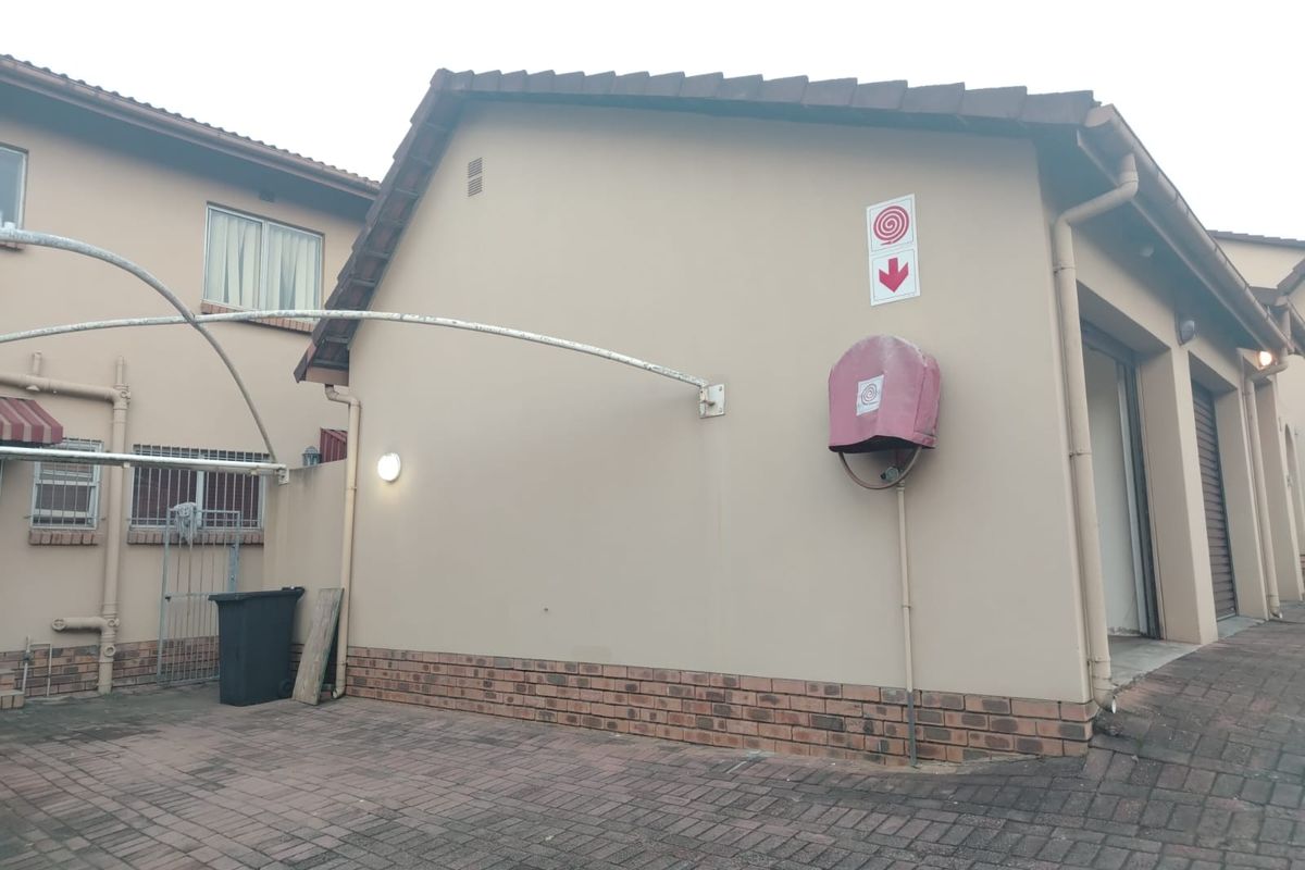 Spacious 3 Bedroom Duplex in a Well-Kept Complex - Photo 3