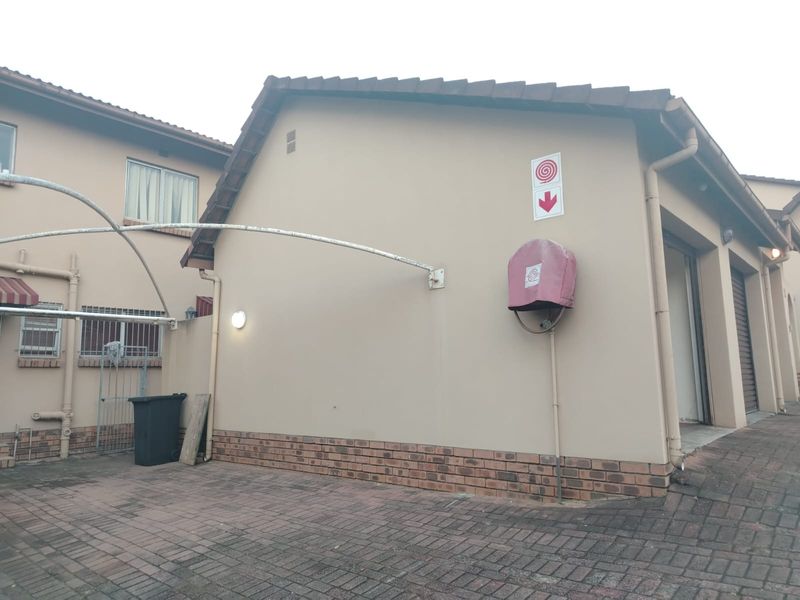 Spacious 3 Bedroom Duplex in a Well-Kept Complex - Photo 3