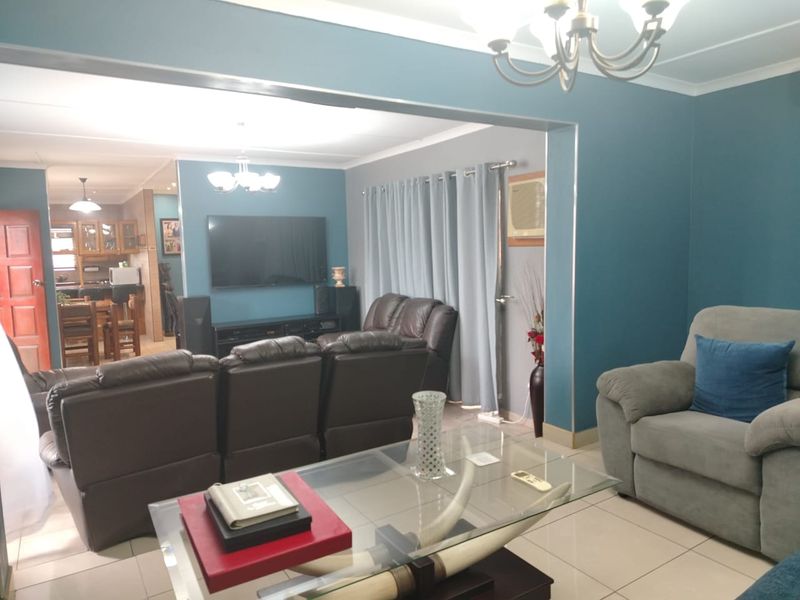 Modern 3 Bedroom Duet in a Prime Location - Photo 2