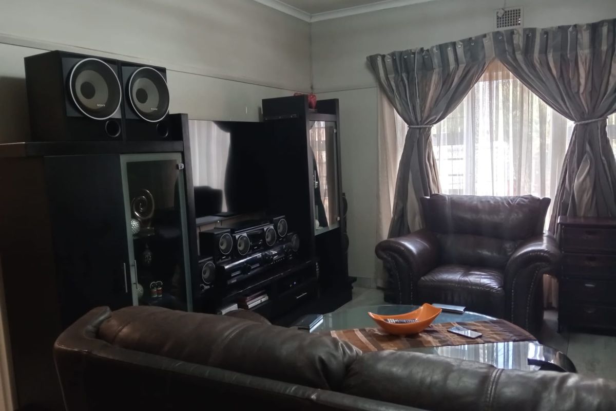 Neat 3 Bedroom Home with Modern Finishes and Spacious Yard - Photo 4