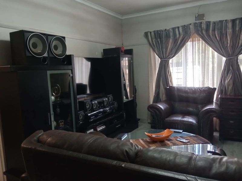 Neat 3 Bedroom Home with Modern Finishes and Spacious Yard - Photo 4