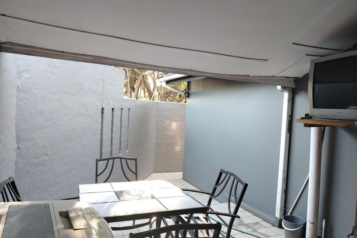 Spacious 3 Bedroom Home with Pool & Entertainment Area , Perfectly Located - Photo 2