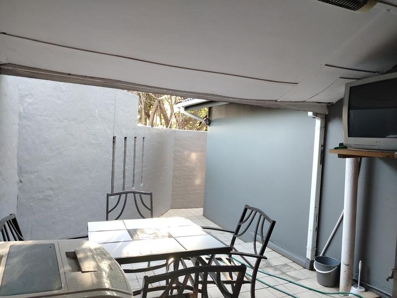 Spacious 3 Bedroom Home with Pool & Entertainment Area , Perfectly Located - Photo 2