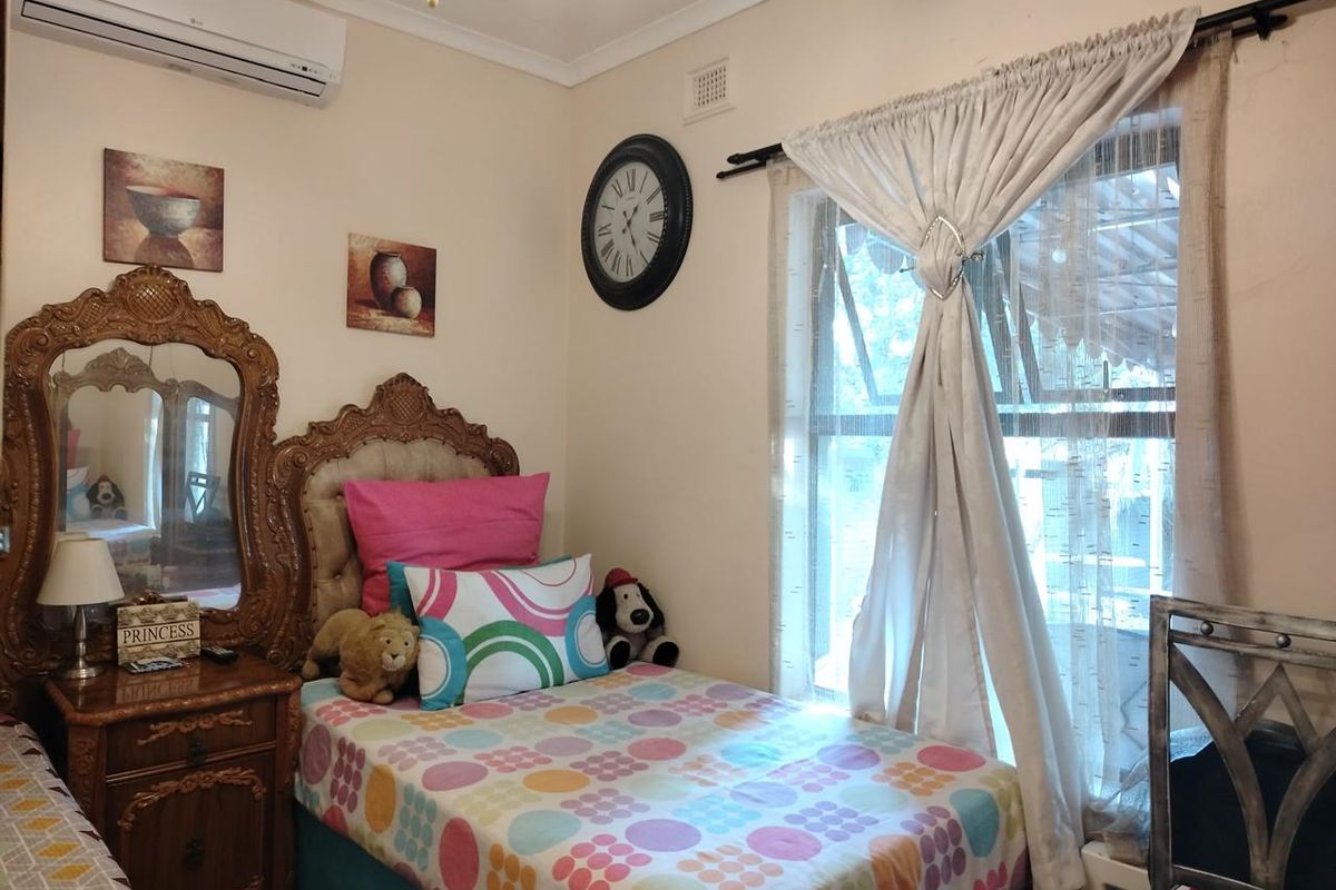 Spacious 3 Bedroom Home with Pool & Entertainment Area , Perfectly Located - Photo 4