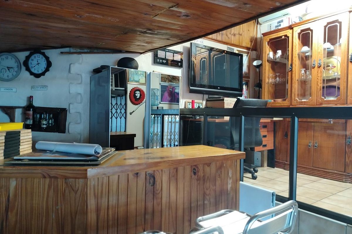 Spacious 3 Bedroom Home with Pool & Entertainment Area , Perfectly Located - Photo 3