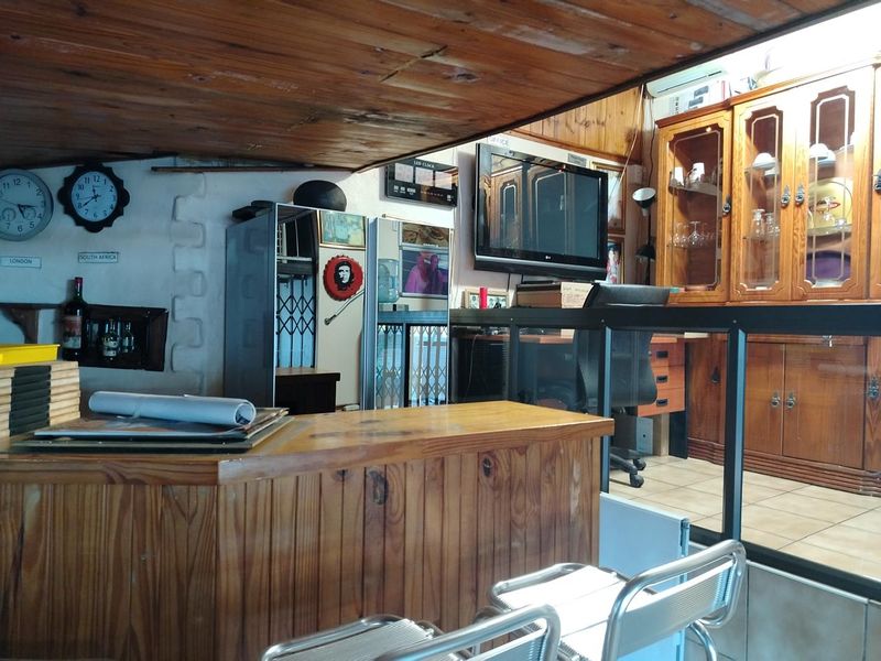 Spacious 3 Bedroom Home with Pool & Entertainment Area , Perfectly Located - Photo 3