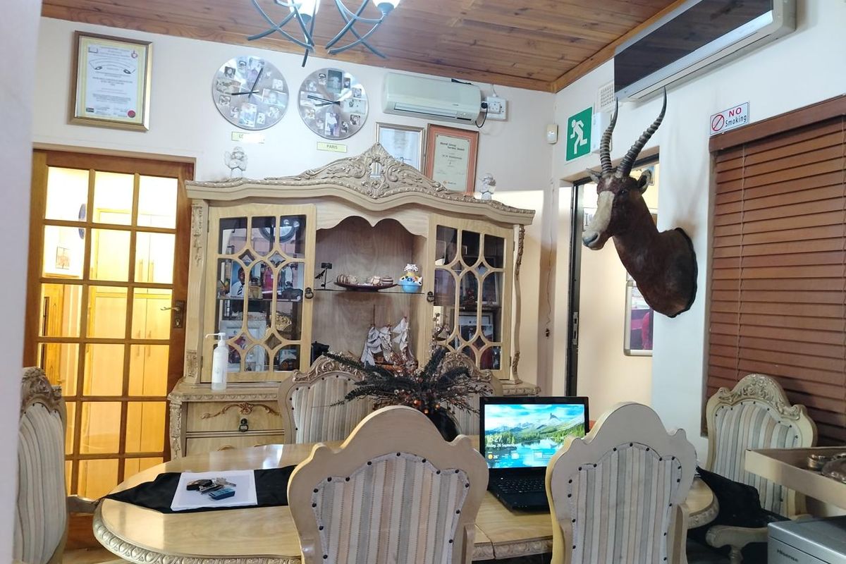 Spacious 3 Bedroom Home with Pool & Entertainment Area , Perfectly Located - Photo 5