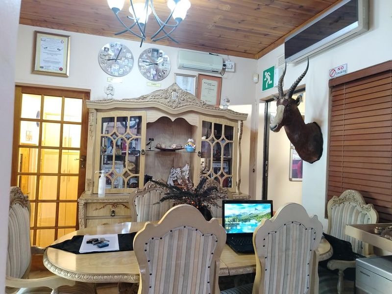 Spacious 3 Bedroom Home with Pool & Entertainment Area , Perfectly Located - Photo 5