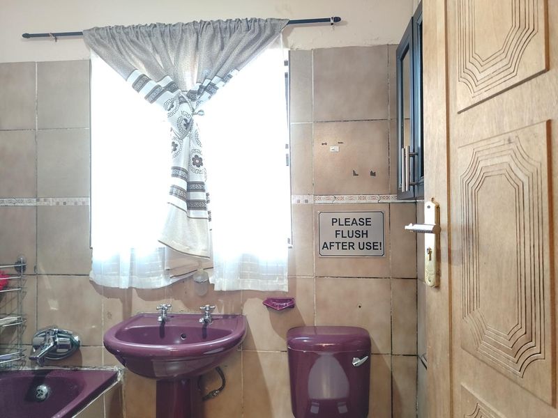 Spacious 3 Bedroom Home with Pool & Entertainment Area , Perfectly Located - Photo 6