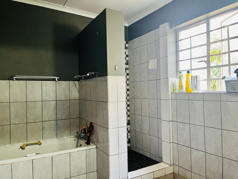 Modern 2 Bedroom Home in a Secure and Well Maintained Complex - Photo 10