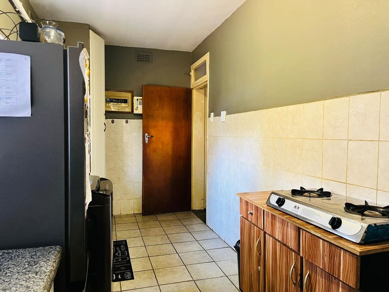 Modern 2 Bedroom Home in a Secure and Well Maintained Complex - Photo 6