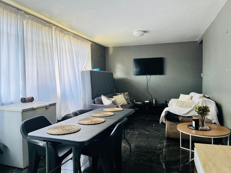 Modern 2 Bedroom Home in a Secure and Well Maintained Complex - Photo 4