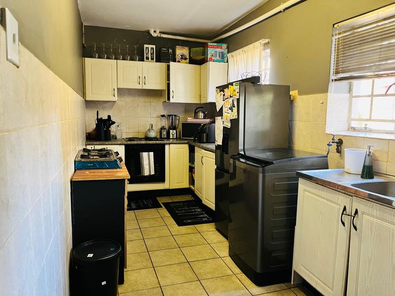 Modern 2 Bedroom Home in a Secure and Well Maintained Complex - Photo 5