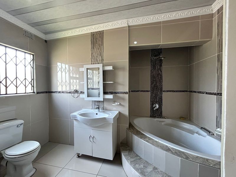 Spacious Family Home in the Prestigious Umhlanga Reserve Area - Photo 6