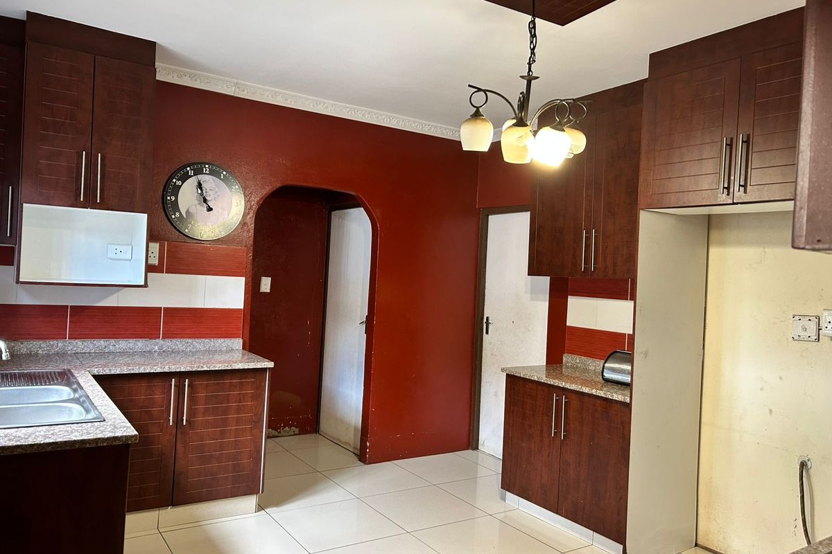 Spacious Family Home in the Prestigious Umhlanga Reserve Area - Photo 2