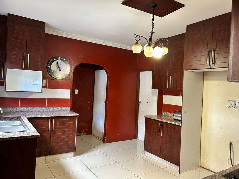 Spacious Family Home in the Prestigious Umhlanga Reserve Area - Photo 2