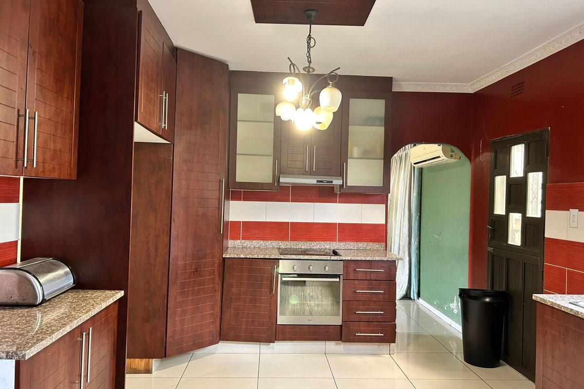 Spacious Family Home in the Prestigious Umhlanga Reserve Area - Photo 3