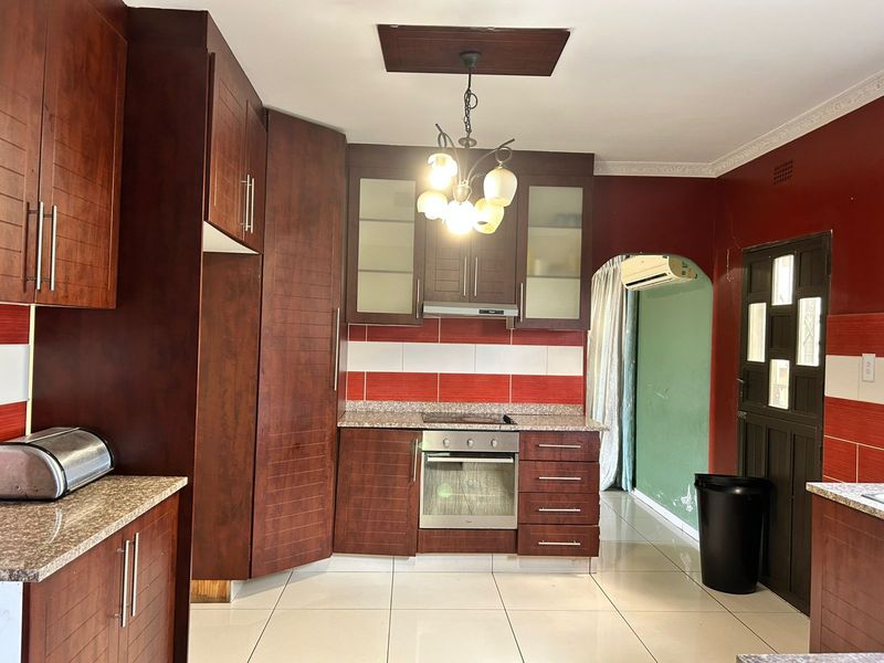 Spacious Family Home in the Prestigious Umhlanga Reserve Area - Photo 3