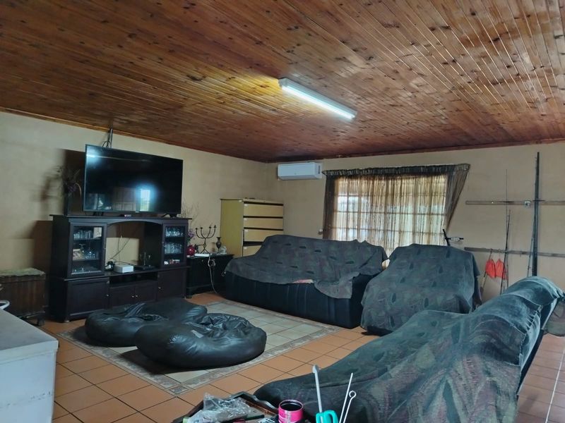 Versatile 1.3ha Smallholding with Established Pig Farming Operation located Just 15km from Empangeni - Photo 8