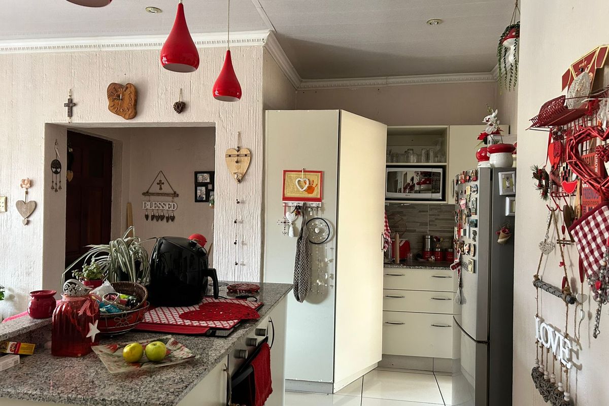 Charming 3 Bedroom Home in Prime Location, Close to CBD and Amenities - Photo 2