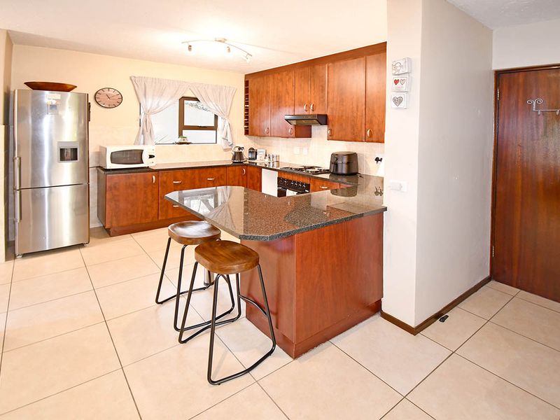 Three bedroom home with swimming pool in a secure estate - Photo 2