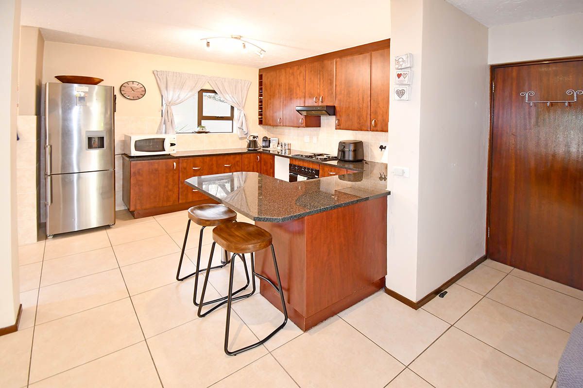 Three bedroom home with swimming pool in a secure estate - Photo 2