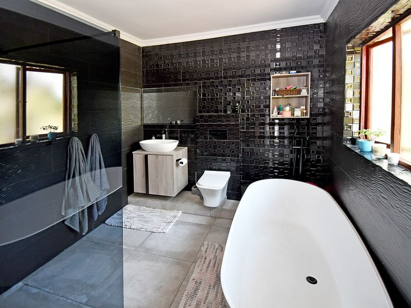 Spacious 4-Bedroom Family Home in Broadacres - Photo 5