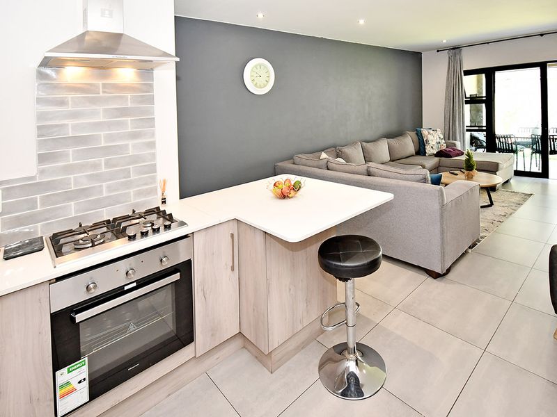 Three bedroom Ground Floor Apartment - Photo 7