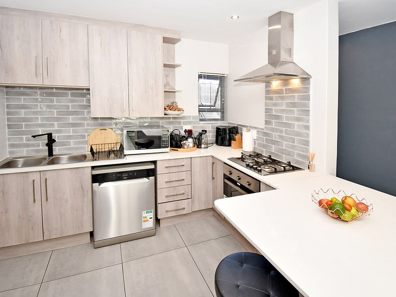 Three bedroom Ground Floor Apartment - Photo 5