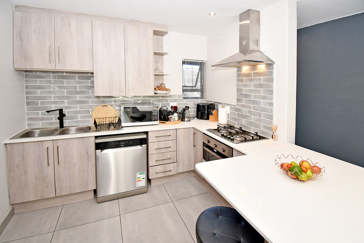 Three bedroom Ground Floor Apartment - Photo 5