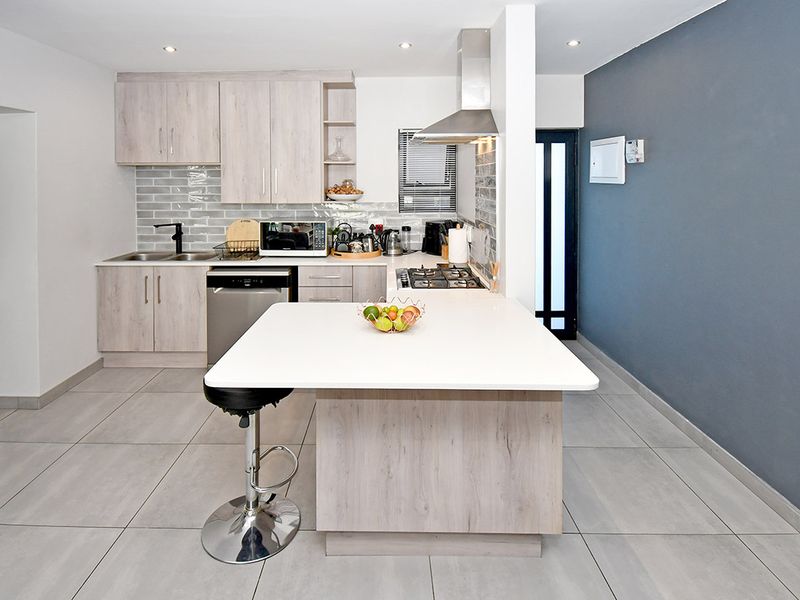 Three bedroom Ground Floor Apartment - Photo 3